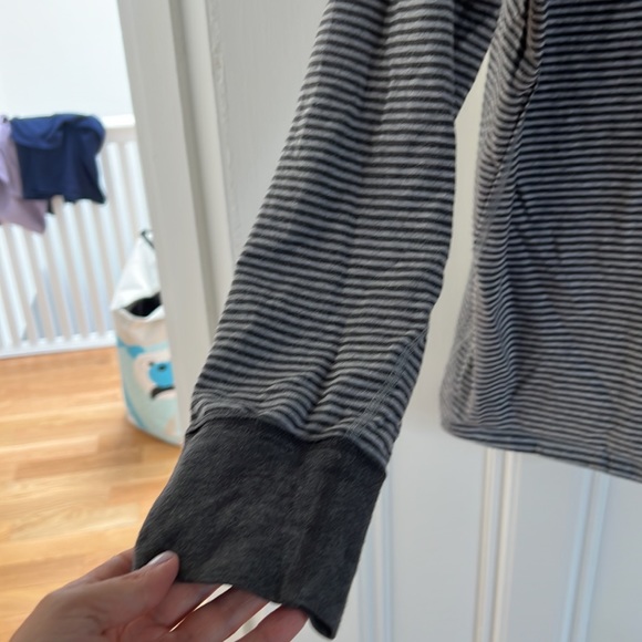 Lululemon athletica Henley men’s Small - Picture 2 of 4